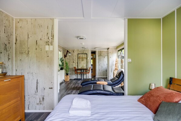 1 bedroom, WiFi, bed sheets - Chalet for Couples: Whirlpool, Sauna & Relaxation (Epe)