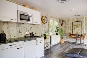 Fridge, microwave, coffee/tea maker, cookware/dishes/utensils - Chalet for Couples: Whirlpool, Sauna & Relaxation (Epe)