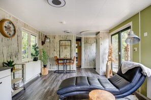 TV - Chalet for Couples: Whirlpool, Sauna & Relaxation (Epe)