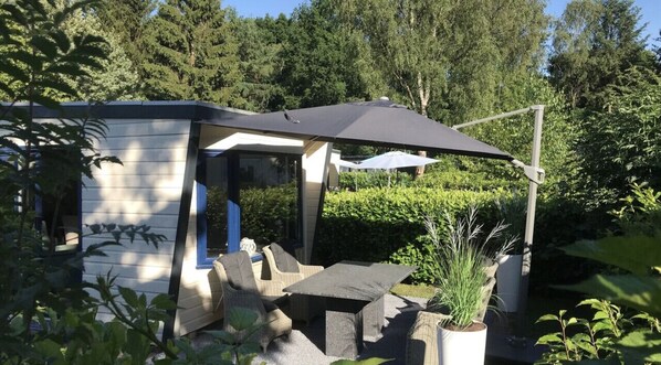 Outdoor dining - Detached Chalet With Garden and Privacy in the Veluwe (Epe)