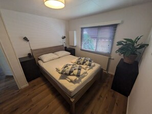 3 bedrooms, desk, iron/ironing board, WiFi