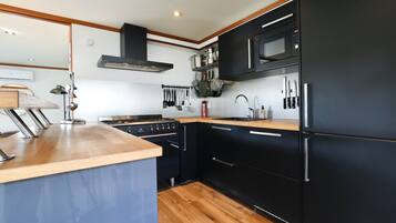 Een koelkast, een magnetron, een oven, een kookplaat