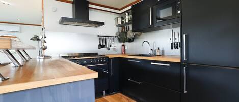 Refrigerador, microondas, horno y parrilla de estufa