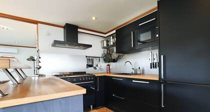 Cozy Chalet at Holiday Park De IJsvogel: Relaxation in the Veluwe Nature