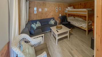 5 bedrooms, travel crib, free WiFi