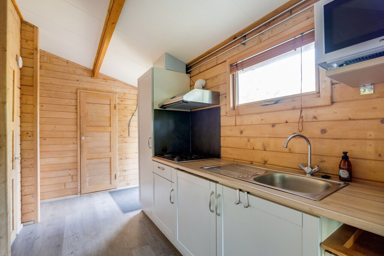 Een koelkast, een magnetron, een kookplaat