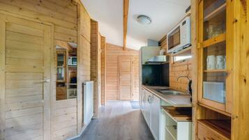 Een koelkast, een magnetron, een kookplaat