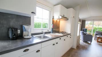 Een koelkast, een magnetron, een oven, een kookplaat