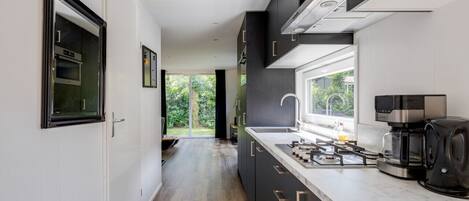 Fridge, oven, stovetop, dishwasher