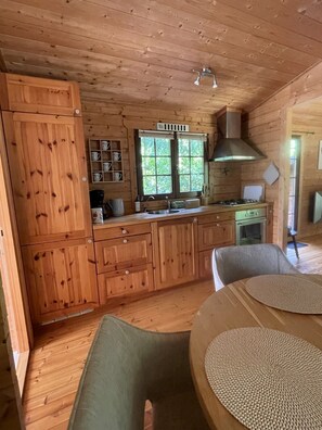 Coffee/tea maker, fridge, oven, stovetop - Fantastisch chalet met veel ruimte en fijne tuin (Epe)