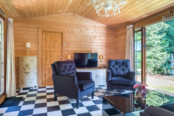 TV - Fantastisch chalet met veel ruimte en fijne tuin (Epe)