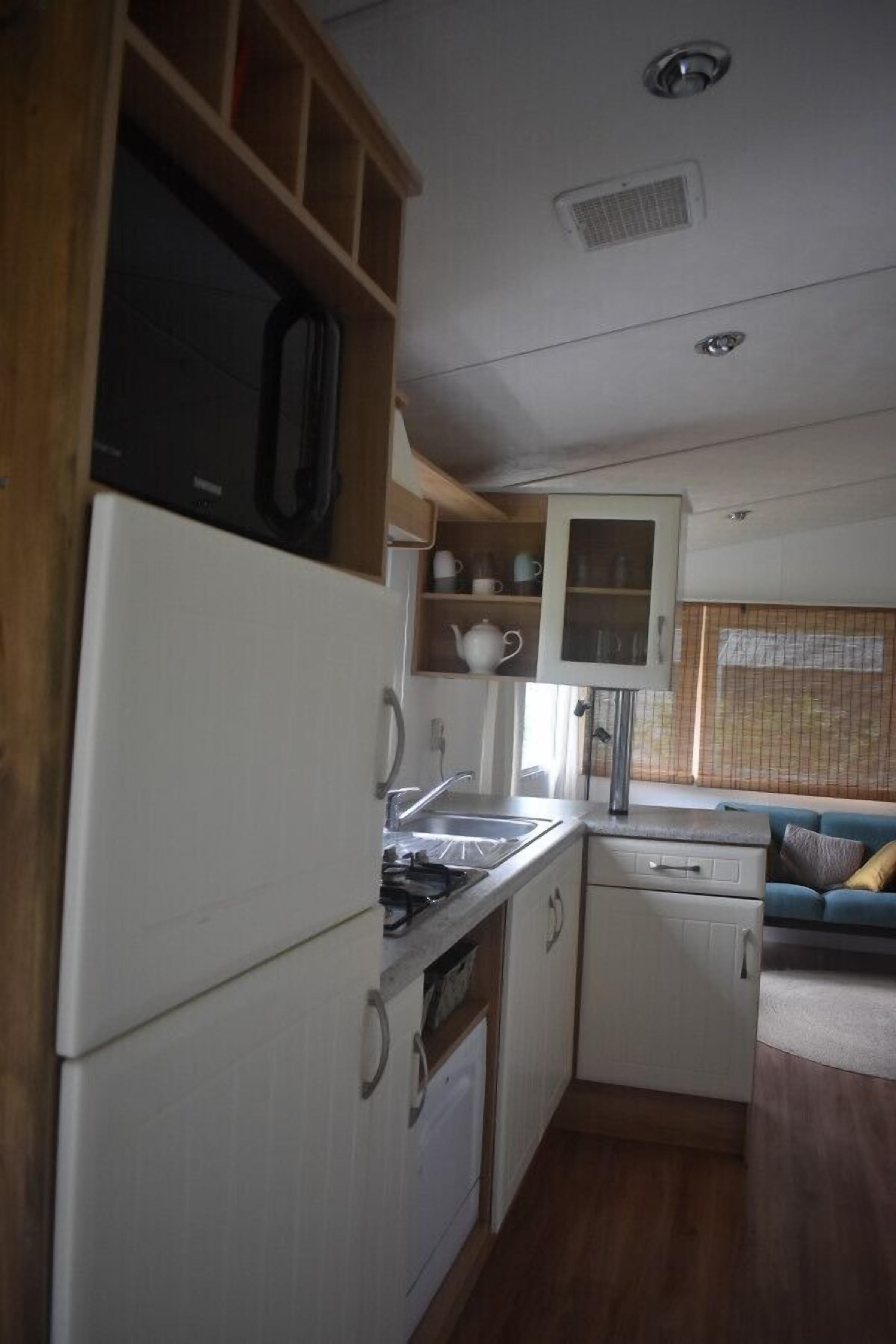 ثلاجة، ميكروويف، فرن، موقد طهي مسطح