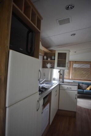 Køleskab, mikrobølgeovn, ovn, kogeplade