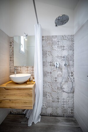 Een douche, een haardroger, zeep