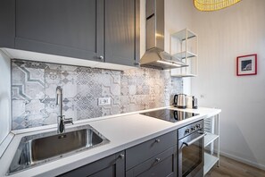 Réfrigérateur, four, plaque de cuisson, cafetière/bouilloire