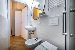 Dusj, hårføner, bidé og håndklær