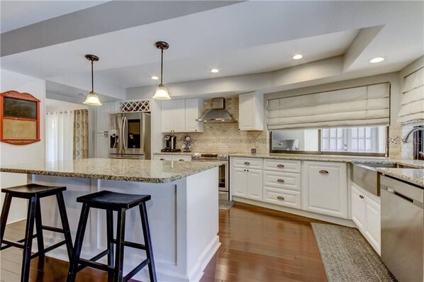 Fridge, oven, dishwasher - Beautiful High-End Home Perfect for Family Getaway (Clearwater)