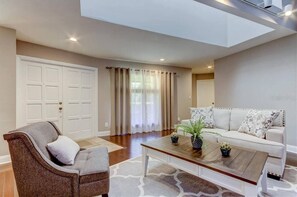 Fireplace - Beautiful High-End Home Perfect for Family Getaway (Clearwater)