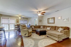 Fireplace - Beautiful High-End Home Perfect for Family Getaway (Clearwater)