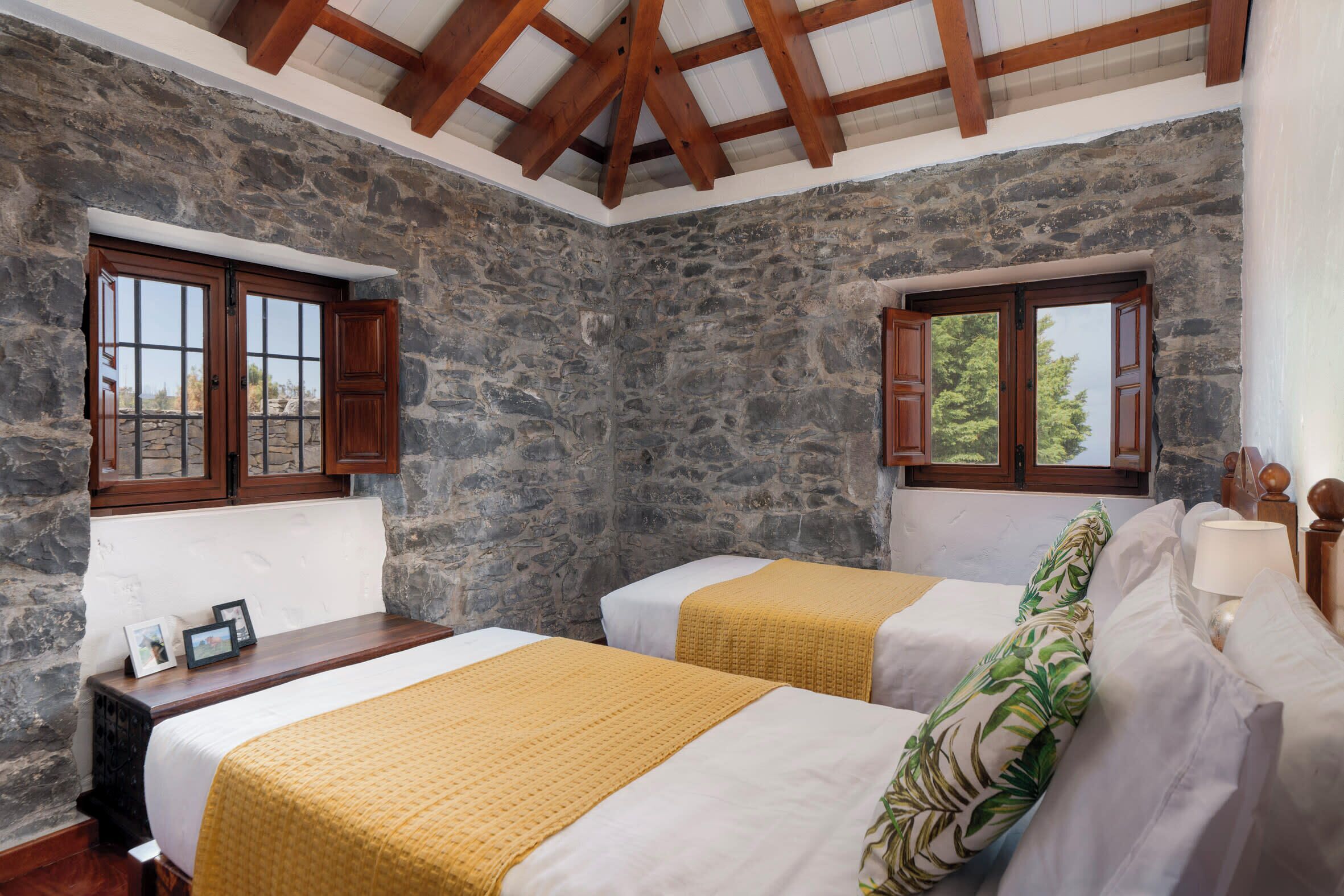 3 habitaciones, tabla de planchar con plancha, wifi y ropa de cama 