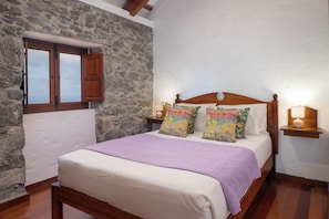 3 عدّة غرف نوم ومكواة/لوح كي وواي فاي وملاءات أسرّة