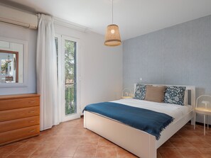 1 slaapkamer, een strijkplank/strijkijzer, wifi, beddengoed