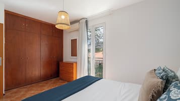 1 slaapkamer, een strijkplank/strijkijzer, wifi, beddengoed