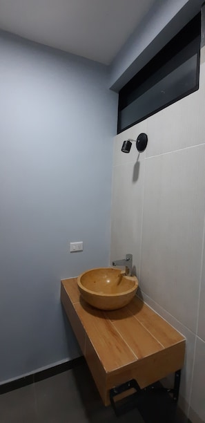 Chambre Double | Lavabo de la salle de bain