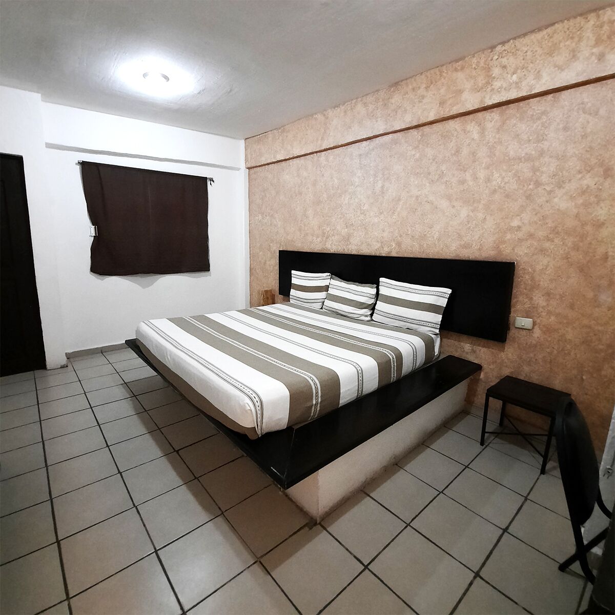 ジュニア ルーム | デスク、WiFi (無料)