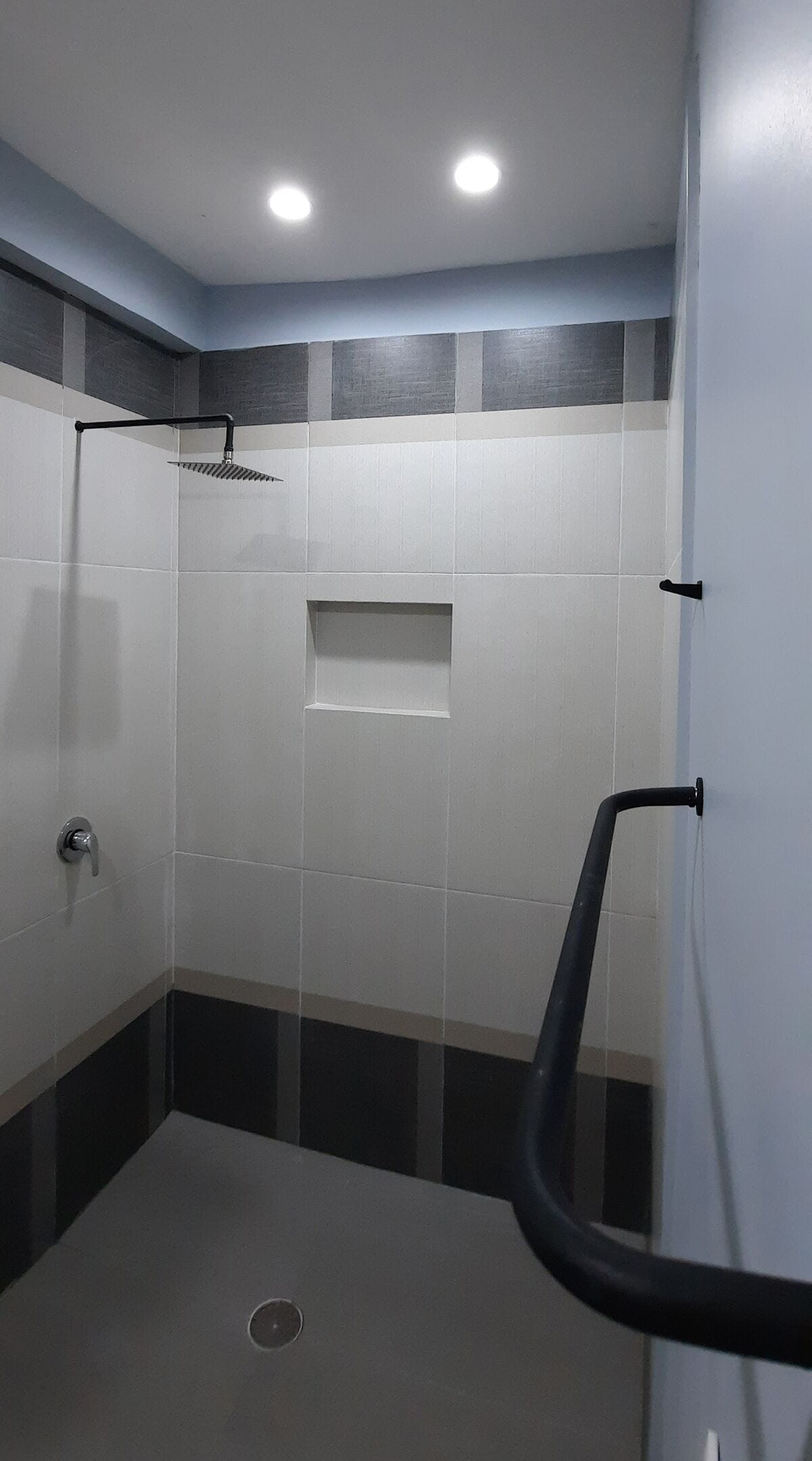 ベーシック ダブルルーム | バスルームのシャワー