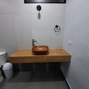 Chambre Junior | Lavabo de la salle de bain