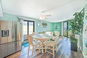 Dining - Beautiful 1 bedroom waterfront condo with 800sf private rooftop terrace! (Hudson)