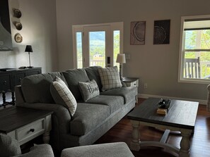 Smart-tv, eldstad, tv-spel och bordsfotboll