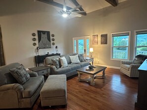 TV connectée, cheminée, jeux vidéo, baby-foot