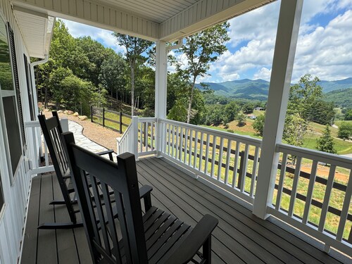 Farmhouse w/amazing views, game room, fast wifi, new and modern