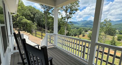 Farmhouse w/amazing views, game room, fast wifi, new and modern