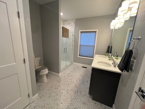 Douche, sèche-cheveux, serviettes fournies, savon