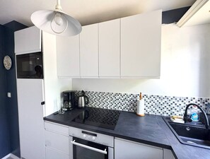 Fridge, cookware/dishes/utensils