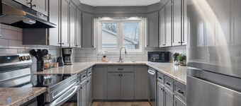 Chic House w/ King Bed, Walk To Dining & Starbucks