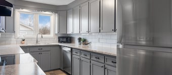Chic House w/ King Bed, Walk To Dining & Starbucks