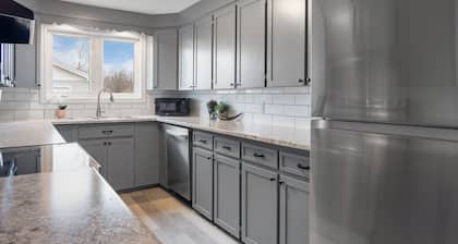 Chic House w/ King Bed, Walk To Dining & Starbucks