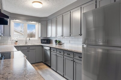 Chic House w/ King Bed, Walk To Dining & Starbucks