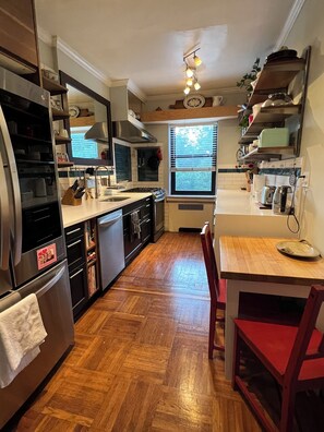 Fridge, oven, stovetop, dishwasher