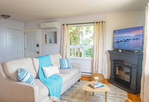TV, fireplace - Waterfront Cottage beach access (Stratford)
