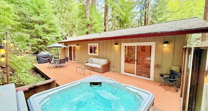 Cozy cabin deep in the redwoods / WiFi & Hot Tub