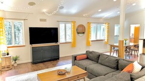Smart TV, chimenea y libros