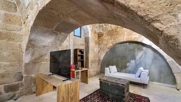 Suite | 1 bedroom, in-room safe, individually decorated, individually furnished