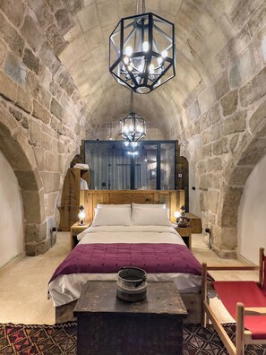 In-room safe, individually decorated, individually furnished, desk - Obruk Kervansaray Museum Hotel (Konya)