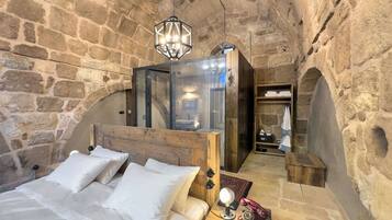 Deluxe kamer, 1 kingsize bed | Een kluis op de kamer, individueel gedecoreerd, individueel gemeubileerd