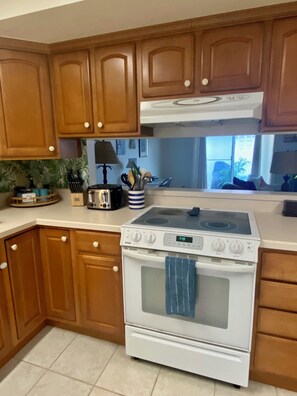 Private kitchen - Walk to the beach! Comfortable 3-bedroom house in amazing Cocoa Beach sleeps 6. (Cocoa Beach)
